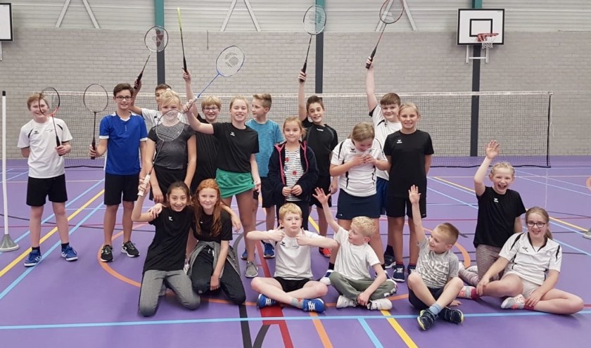 (Een deel van) de jeugd bij elkaar tijdens het vrienden(innen)toernooi van Badminton Club Lieshout | Fotonummer: 30c829