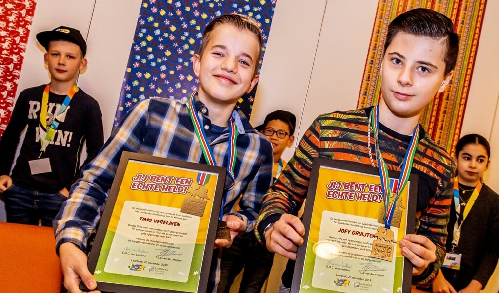 Timo Vereijken (l) en Joey Gruijters (r) ontvingen in 2019 een kinderlintje