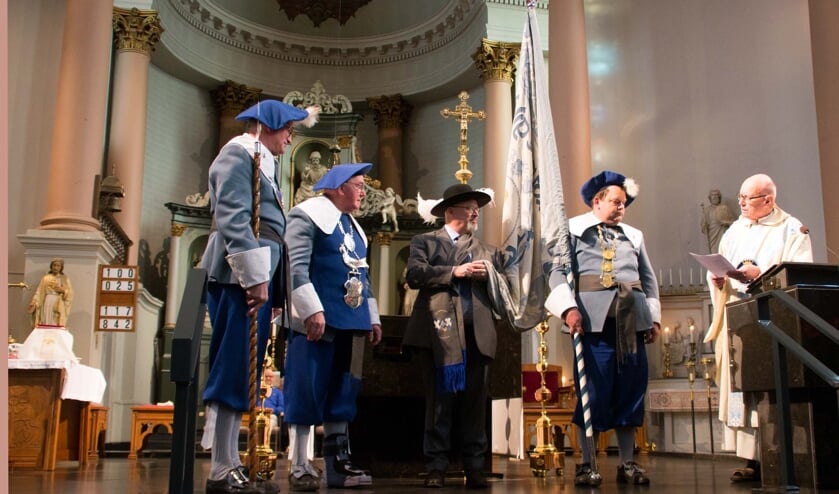 Vlnr: Commandant Henk van der Velden, Koning Mari Kerkhof, Gildepastor Ton Schepens, Vaandrig Rik van de Ven en voorganger Arie Wester | Fotonummer: 68ea74