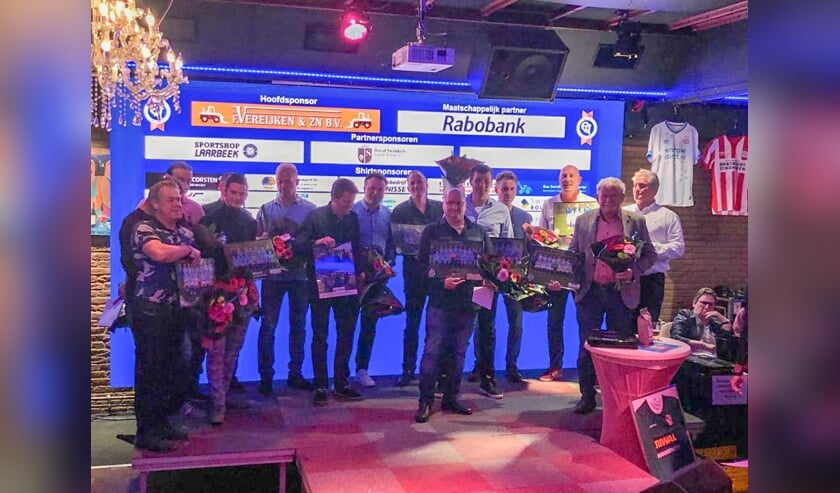 De nieuwe shirtsponsoren van ELI werden aan het begin van de avond in het zonnetje gezet met een ingelijste foto van het door hen gesponsorde team, een seizoenskaart van ELI en een bloemetje | Fotonummer: bdc86f