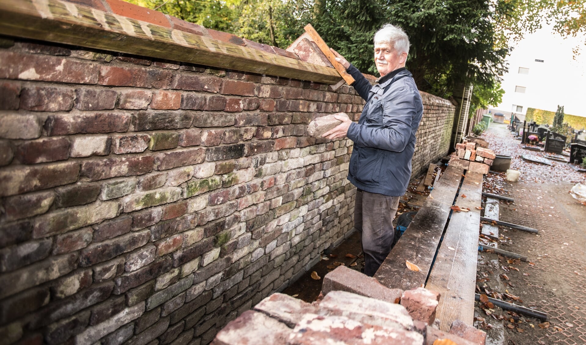 Paul Kweens restaureert de muur