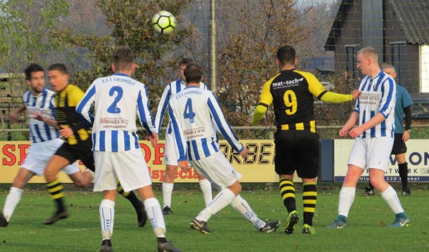 Een duel om de bal. Links Joost van der Tol, rechts Aaron Hurkx, op de rug Mart Bekkers(2) en Lex Hollanders (4) | Fotonummer: dee1aa