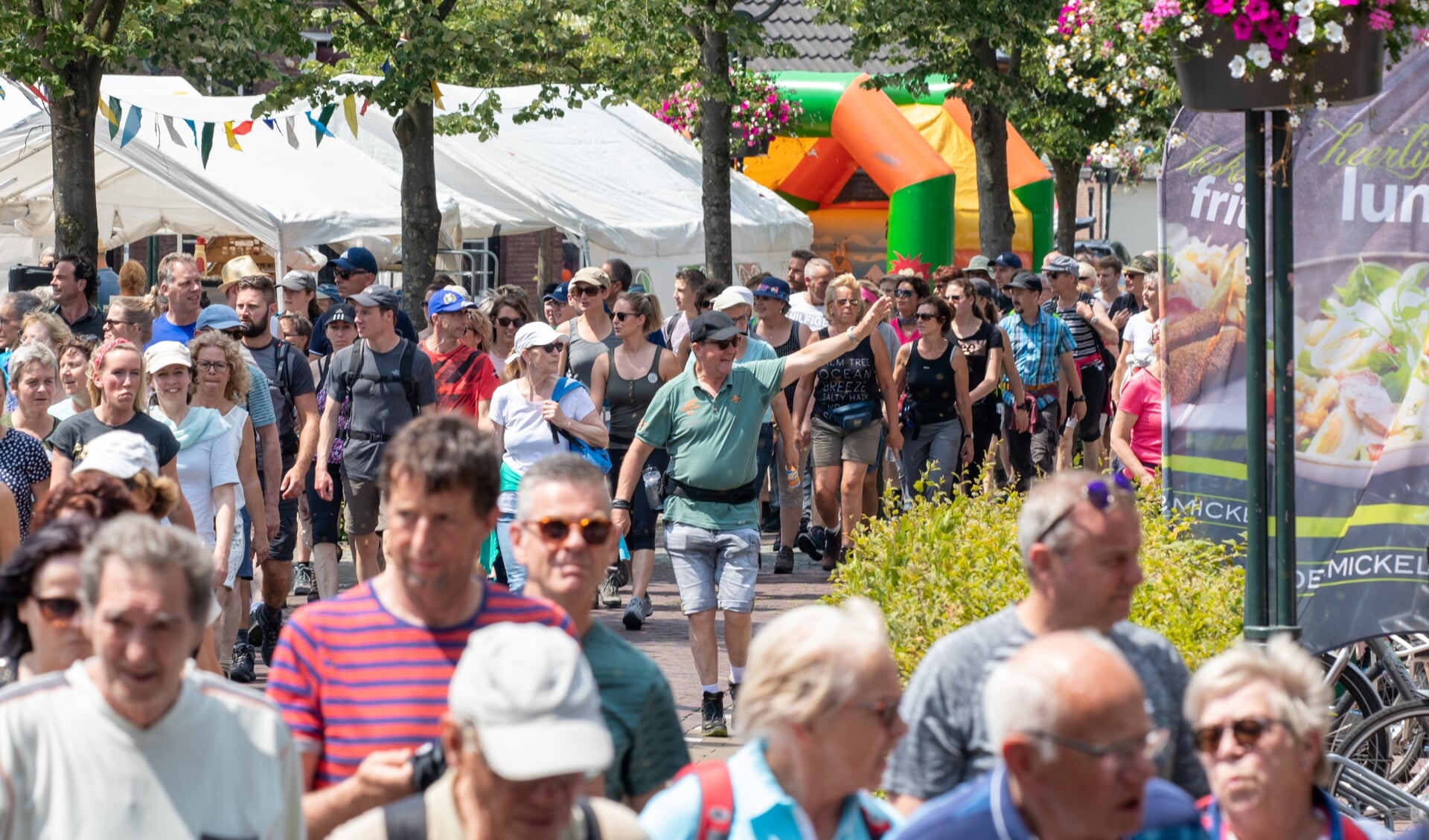 Archieffoto: De processie trekt over het Heuvelplein in Beek en Donk