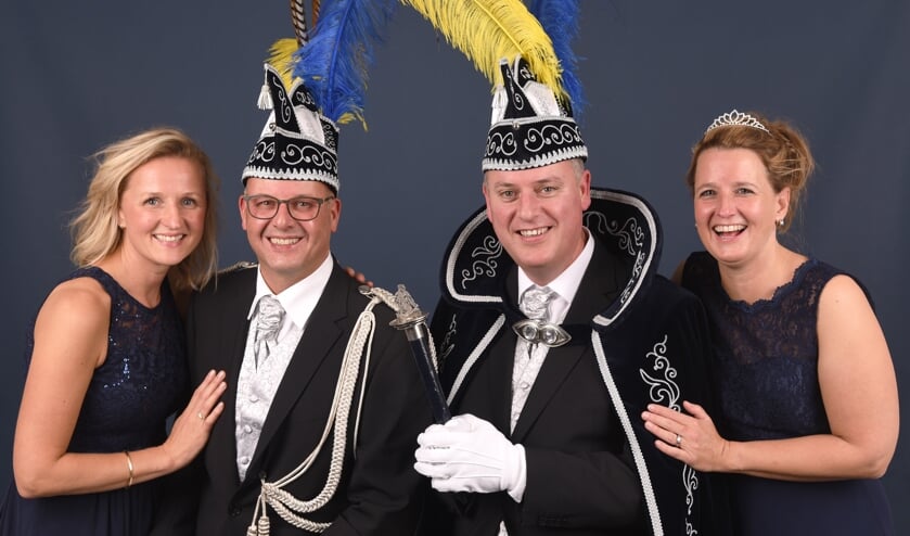Vlnr: Hofdame Anne-Marie, adjudant Pascal, prins Frank d'n Urste en prinses Natalie | Fotonummer: 4b1648