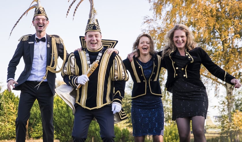Vlnr: Adjudant Ton, Prins Erik, Prinses Ilse en Hofdame Ilse | Fotonummer: 4482e6