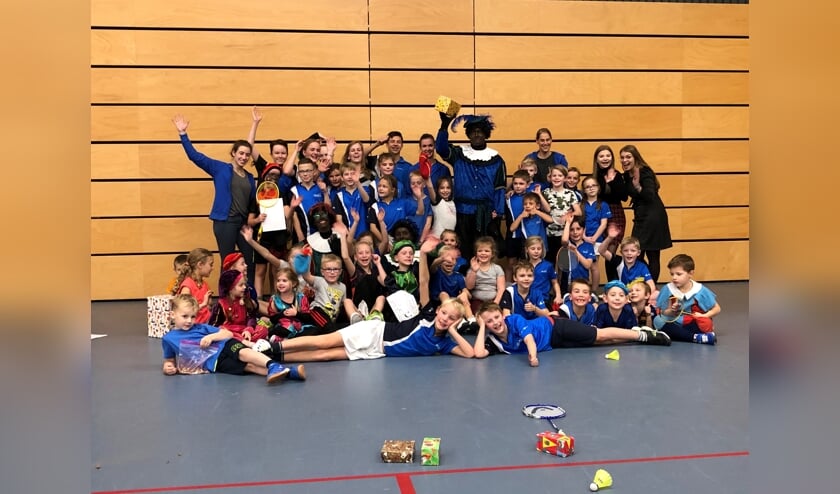 Groepsfoto van de Pieten met de jongste jeugdgroep en begeleiders | Fotonummer: 3deec0