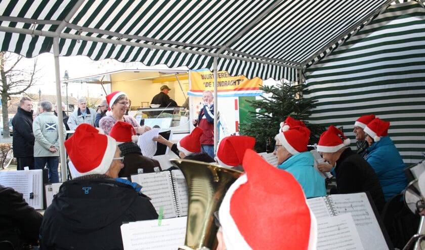 Ook dit jaar staat Buurtvereniging De Eendracht weer voor u klaar met oliebollen op het Heuvelplein | Fotonummer: 2f4413