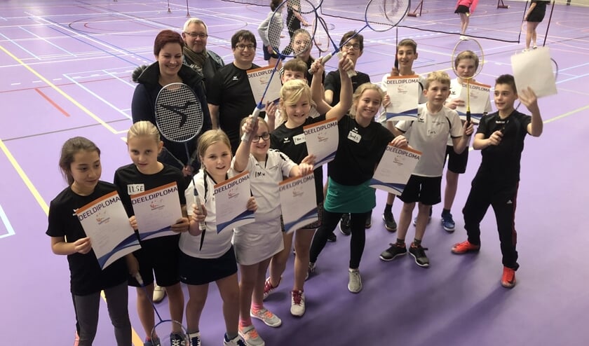 De blij geslaagden voor de deeldiploma’s met op de achtergrond de examinatoren en jeugdbegeleiders | Fotonummer: 0196d2