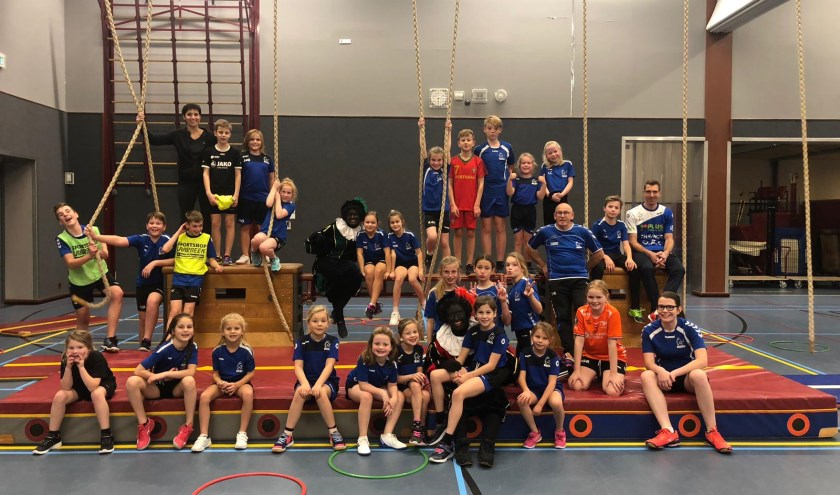 Zwarte Pieten bezoeken de jeugd van Handbalvereniging Bedo op detrainingsavond | Fotonummer: 606527
