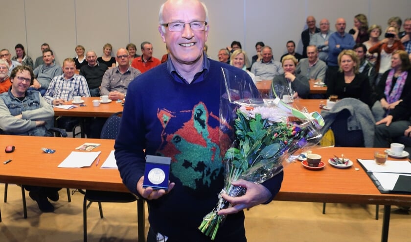 In 2015 kreeg Ad van de Vossenberg een vrijwilligerspenning uitgereikt van de gemeente Laarbeek | Fotonummer: a6a685