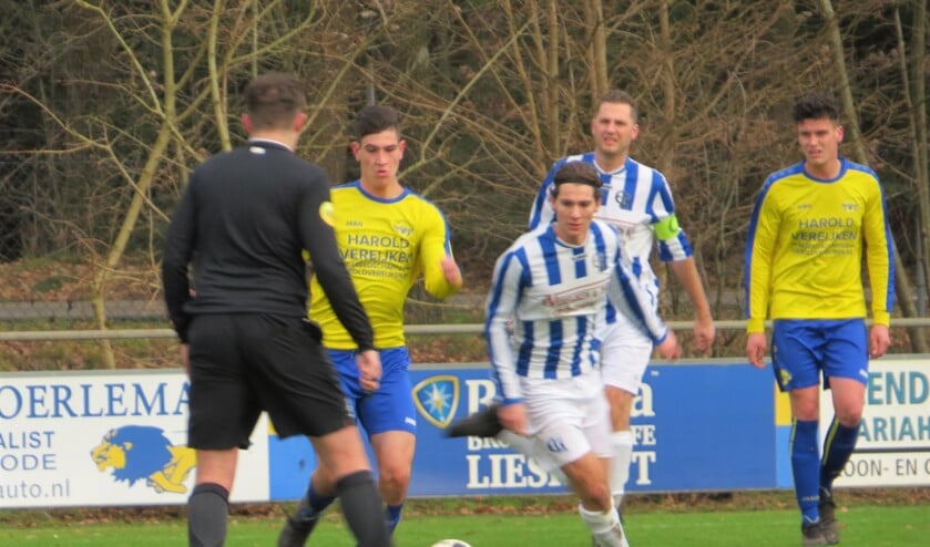 Tim Aarts van vv Mariahout en Willem Slegers van Eli in duel. Op de achtergrond kijken Roel Donkers en Rob Wagemans toe | Fotonummer: db2561