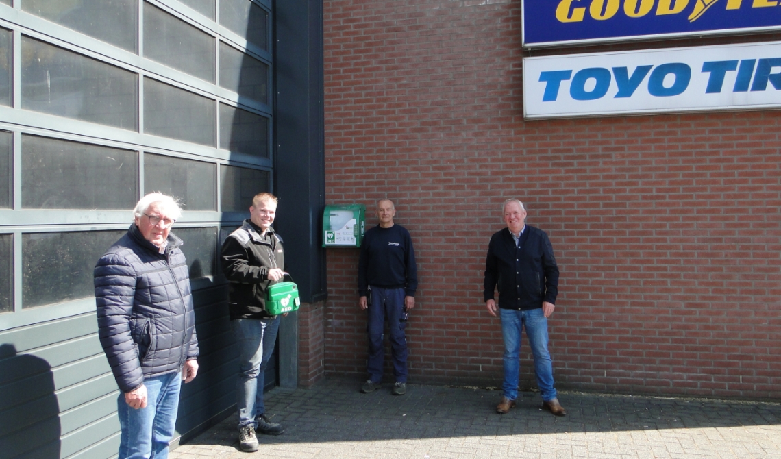Plaatsing van een AED bij Verschuren APK. Vlnr.
Joep van Dijk (Stichting AED Alert Laarbeek), Bjorn Kammenga (Van der Vrande), Jos Verschuren (Verschuren APK), Frits Rutten (Parkmanagement OFL)
