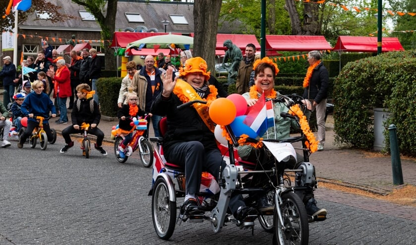 De duofiets in gebruik tijdens Koningsdag in Aarle-Rixtel | Fotonummer: bc5ac4