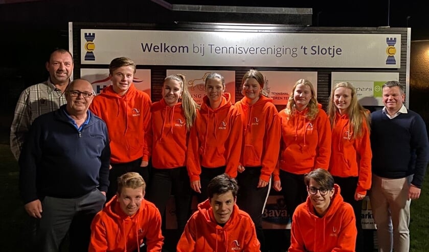 Staand vlnr: Marcel Houdijk, Gerard van Steenbergen, Wouter de Jong, Daphne Graat, Meike Lahaye, Nienke van de Rijdt, Inès Hamelijnk, Fenne Spierings en Fedor Heijl. Zittend vlnr: Yorg Peters, Teun Jongmans en Swen van Steenbergen | Fotonummer: d14935