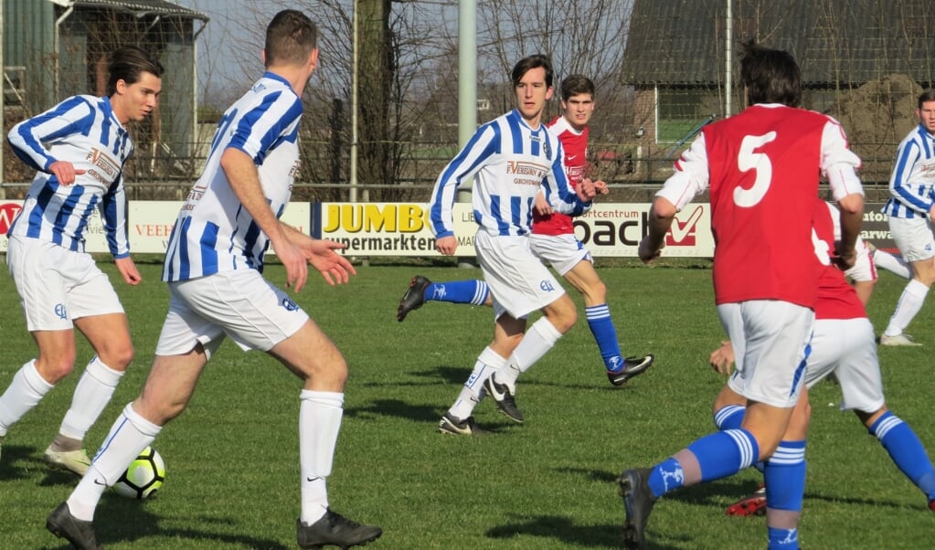 ELI in de aanval. Willem Slegers heeft de bal aan de voet. Roel Donkers (links) en Ruben van Hoof (midden) zijn alert