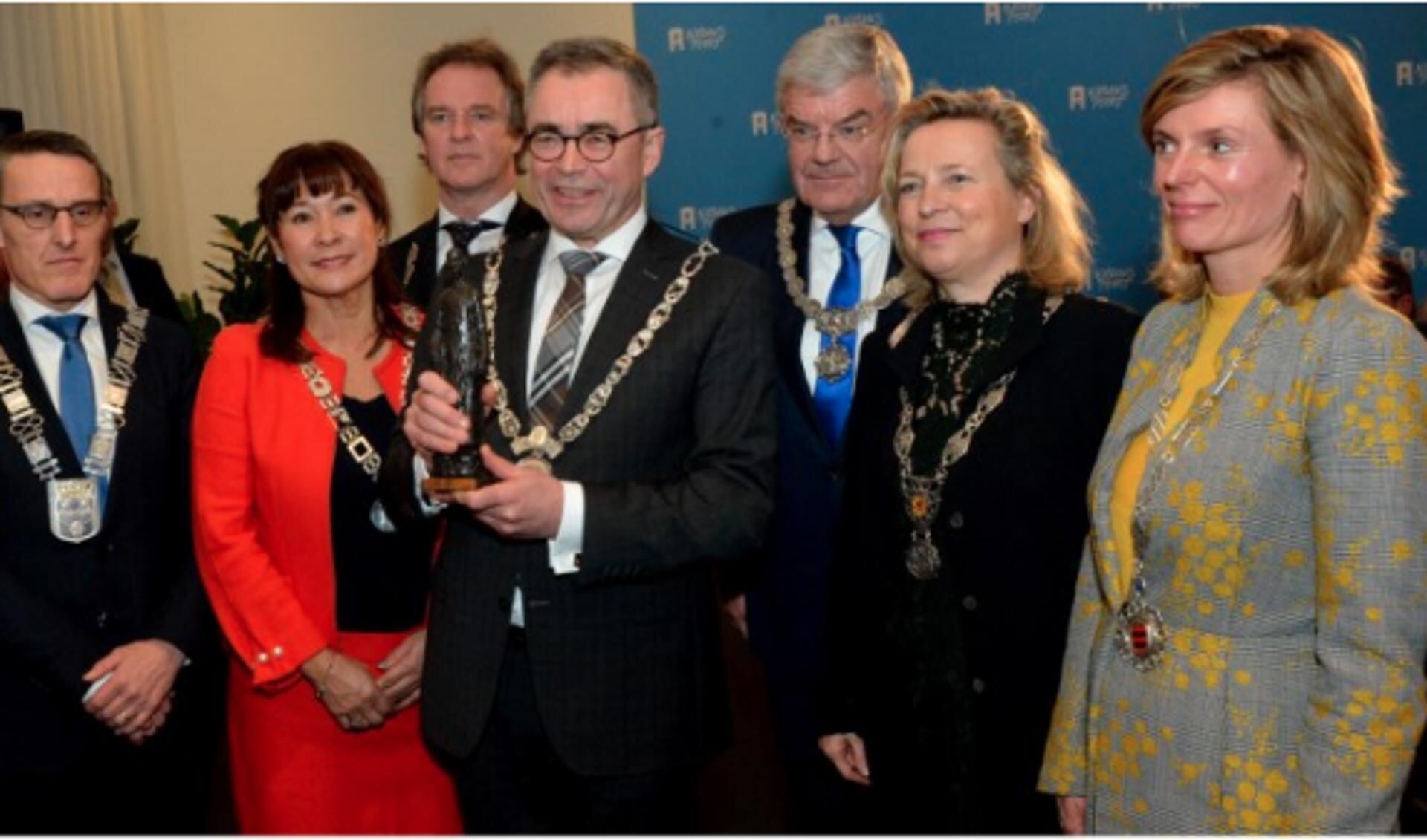 De Machiavelliprijs 2018 werd uitgereikt aan Jos Wienen, burgemeester van Haarlem. Links op de foto burgemeester Frank van der Meijden van de gemeente Laarbeek