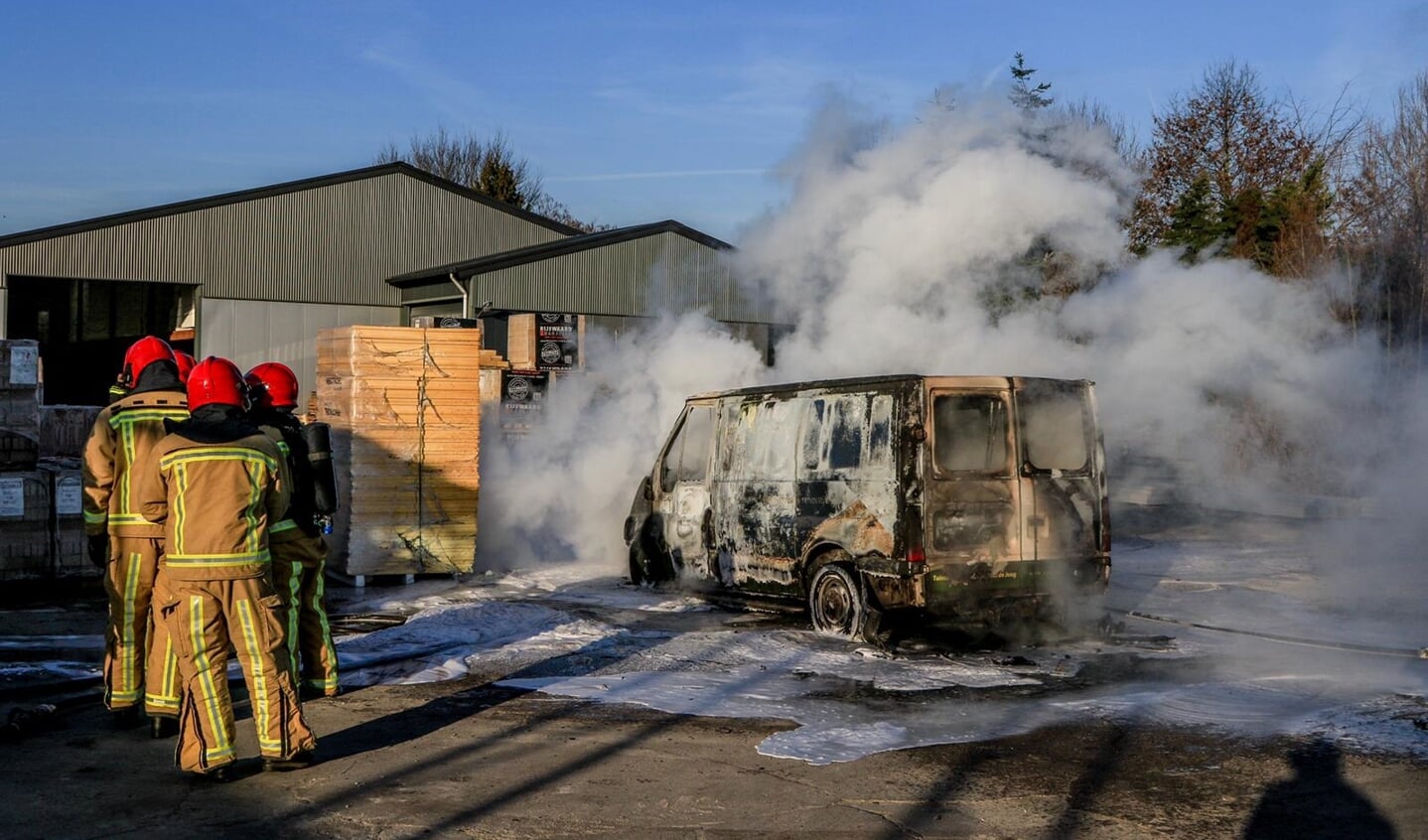 De bus van een Aarles hoveniersbedrijf brandde maandagmorgen volledig uit 
