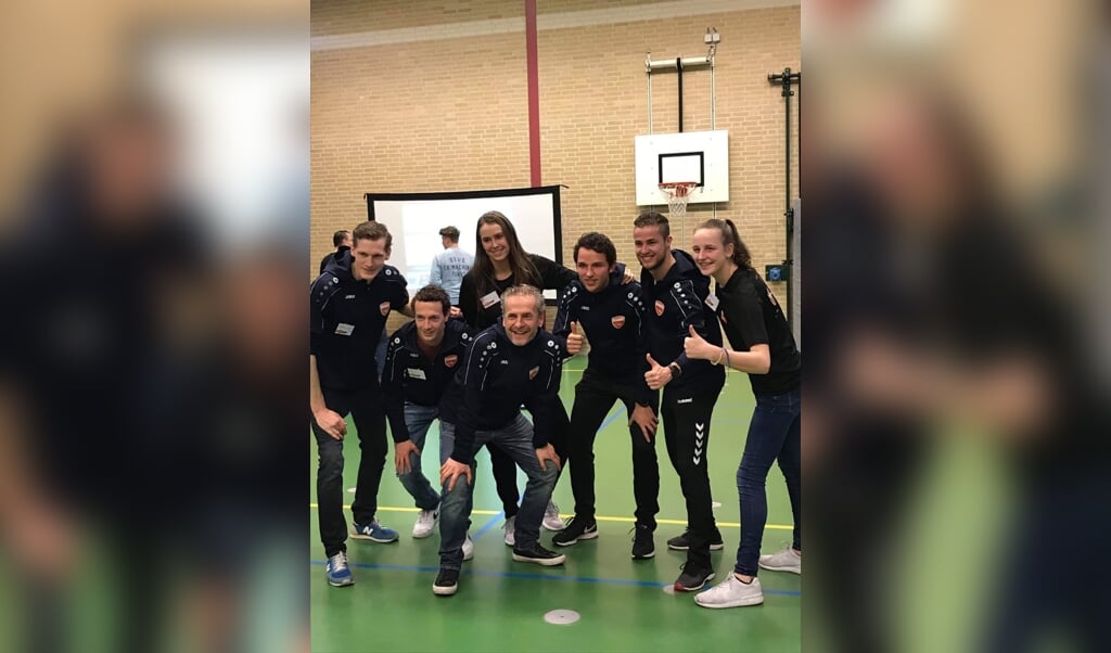 De buurtsportcoaches van de Peelgemeenten (Jaccy van den Enden, 2e van rechts, is de buurtsportcoach van Laarbeek)