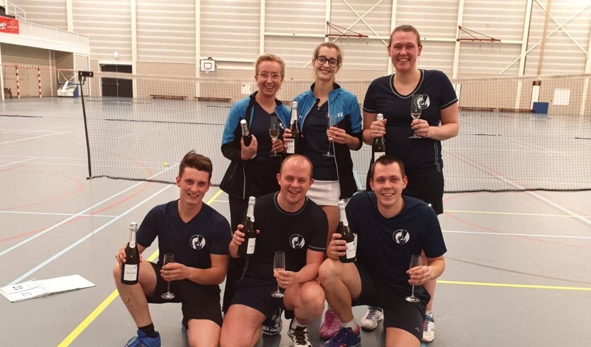 Het vaandelteam van B.C. De Ganzeveer viert het kampioenschap