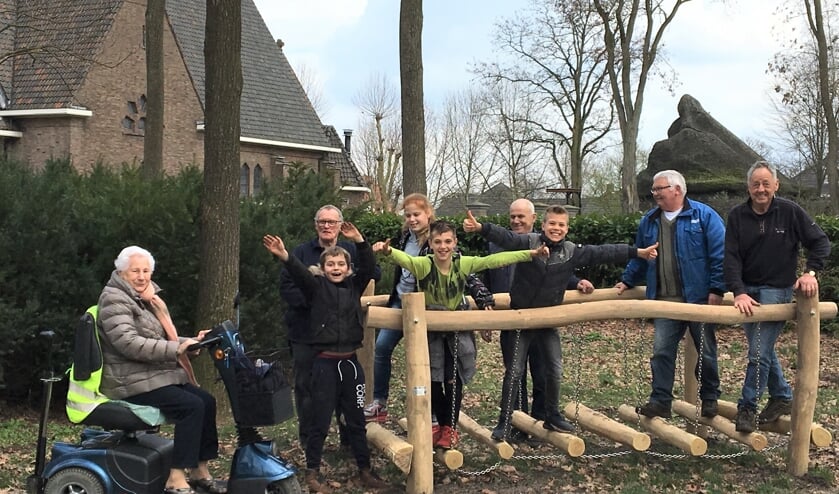 Jong en oud maakt gebruik van een nieuw speeltoestel | Fotonummer: 2d839b