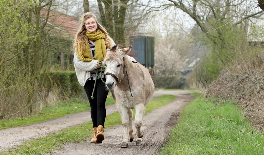 Carmen Coolen met haar ezel 'Prairie' | Fotonummer: d49f51
