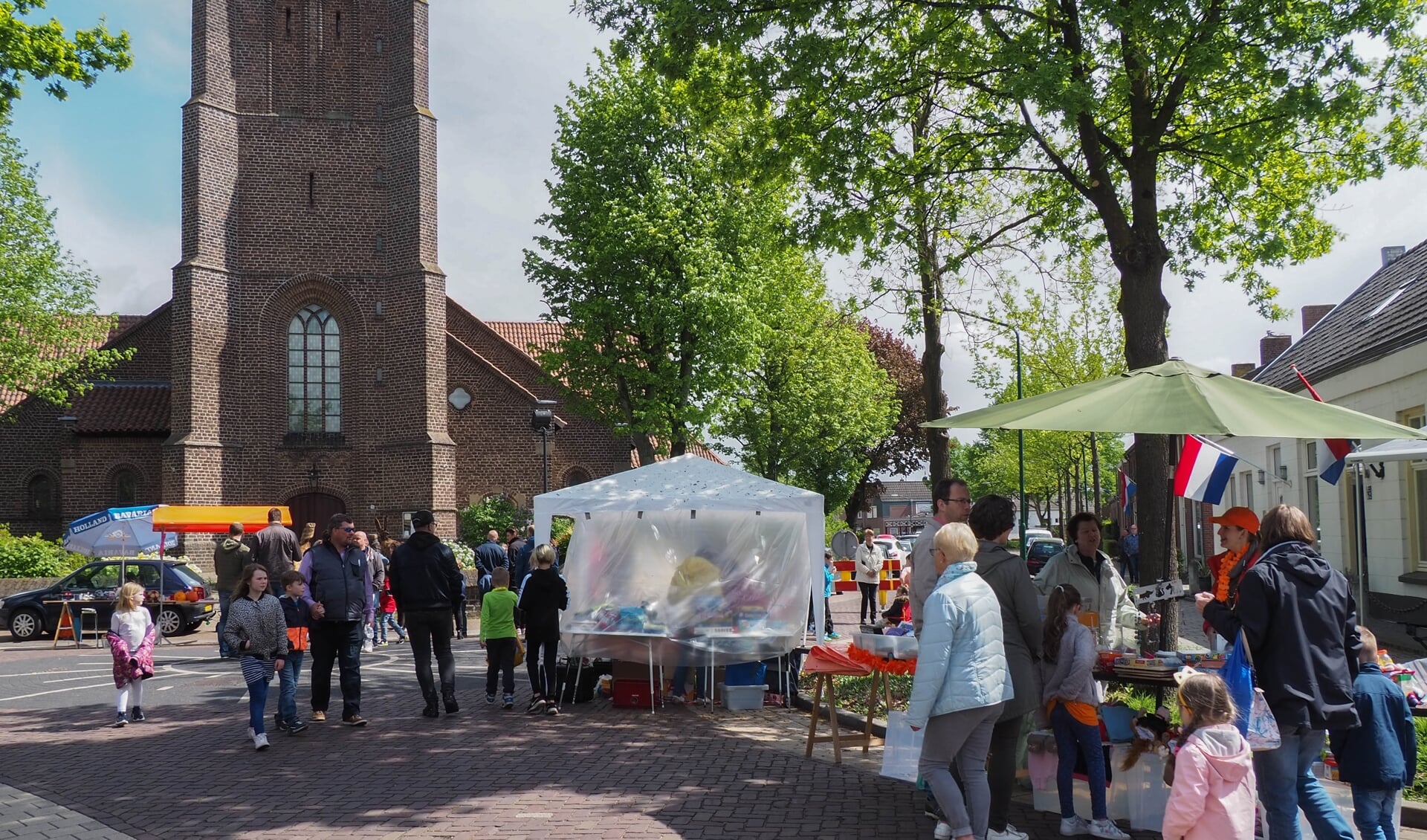 Een deel van de vrijmarkt, richting de Kerkstraat in Beek en Donk
