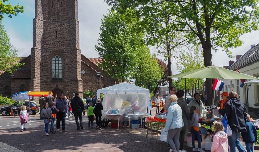 Een deel van de vrijmarkt, richting de Kerkstraat in Beek en Donk | Fotonummer: 917485