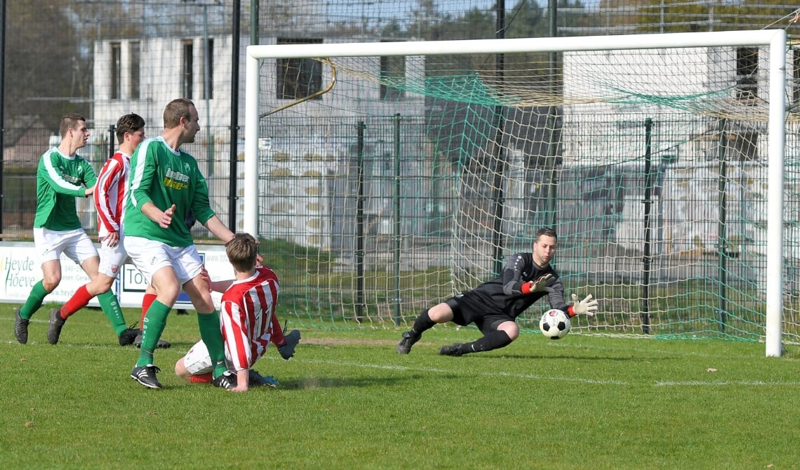 <p>Stijn Kersjes (ASV'33) ziet zijn inzet geblokkeerd worden door de doelman van RKGSV</p>