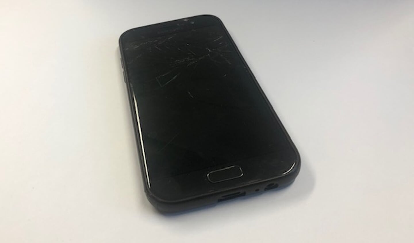 Samsung telefoon met kapot scherm
