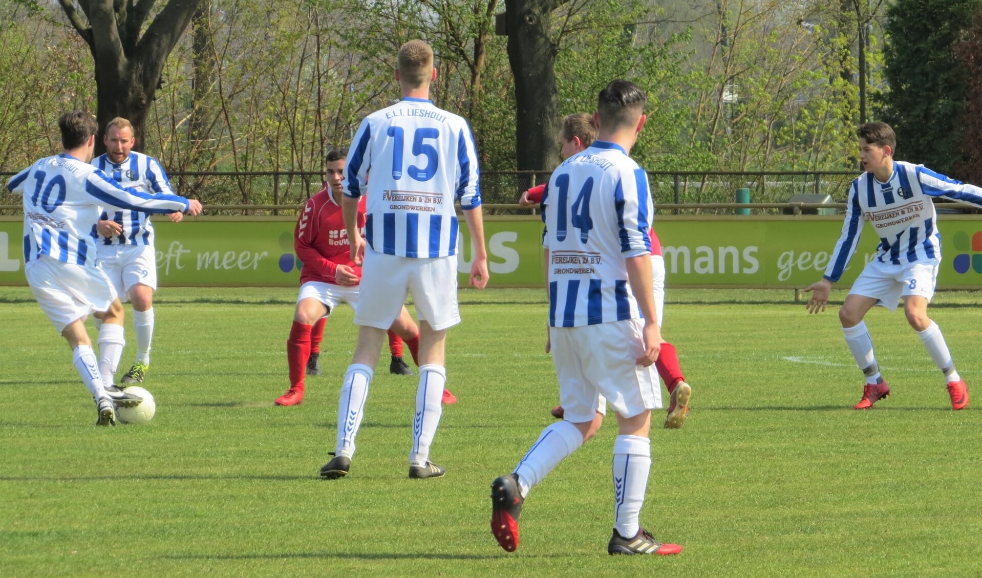 Ruben van Hoof speelt de bal naar Geert Minten. Randy van de Groef (14), Stijn Donkers (15) en Niels den Bol (rechts) kijken toe