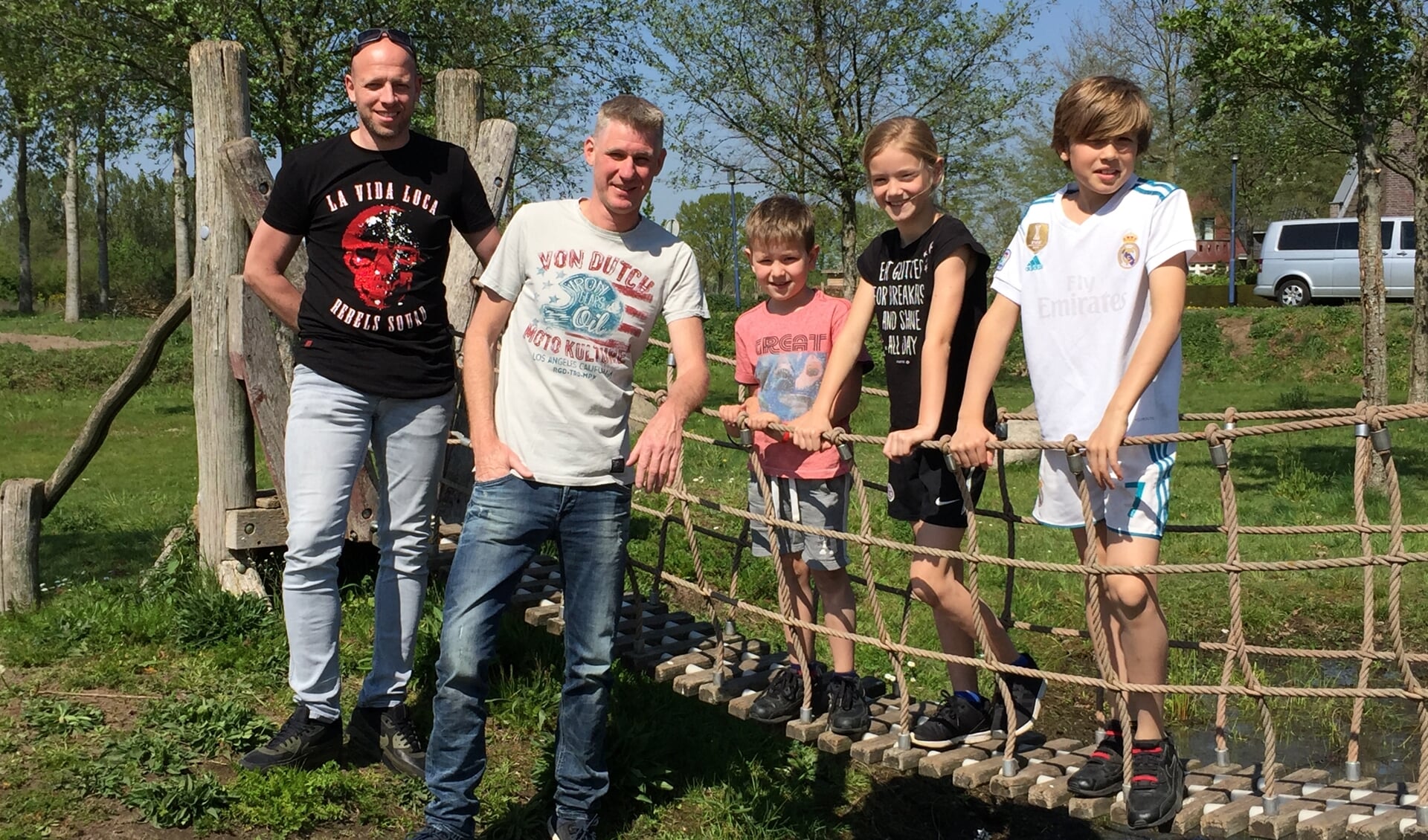 Vlnr: Dave van Hoof, Bert Biemans en enkele van hun kinderen