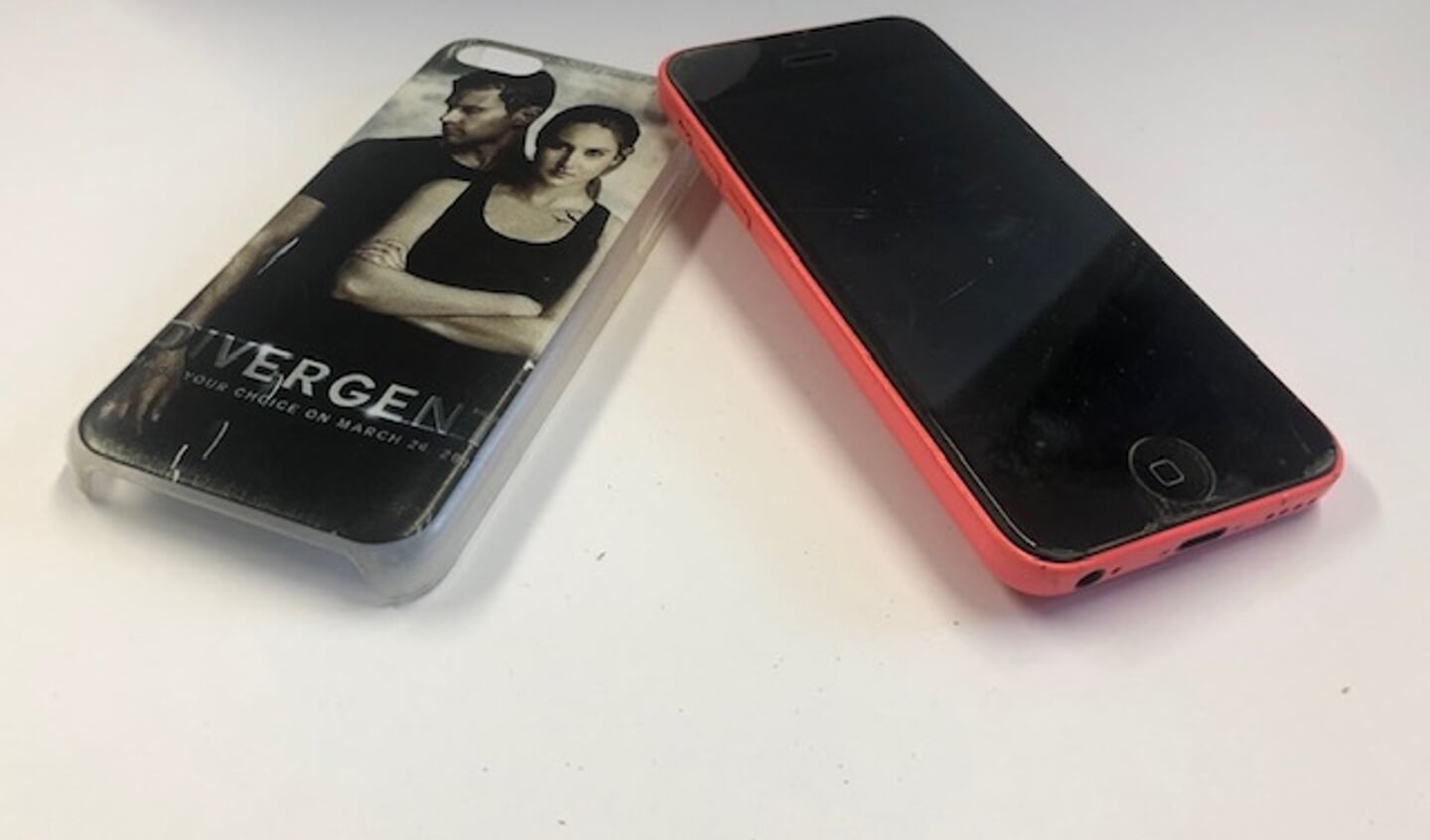 iPhone met beschermhoes van Divergent