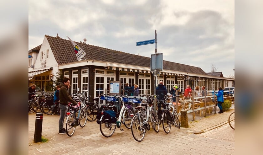 Volop fietsdrukte bij start- en eindpunt van de Scan & Go Fietsspeurtocht | Fotonummer: b64d94