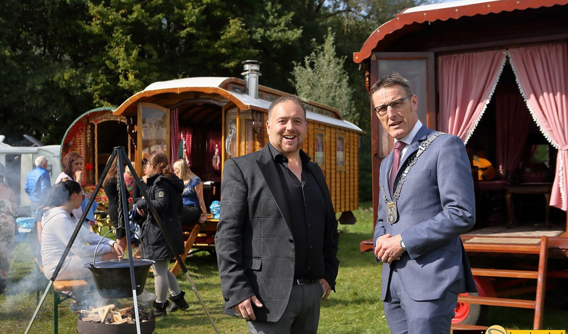 Koekie Wagner, woordvoerder namens de Sinti (l) en burgemeester Frank van der Meijden op het Sinti-festival Latcho Diewes in 2017