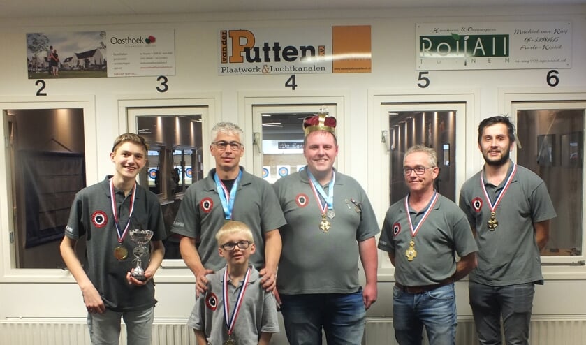 Vlnr: Stijn Geene (jeugd koning), Erwin Wijnhoven (recurve Prins) en Milan v.d. Heuvel (jeugd prins), Martijn v.d. Heijden (recurve Koning), Frank Schepers (compound Keizer) en Joost Jansen (compound Koning) | Fotonummer: 91f37c