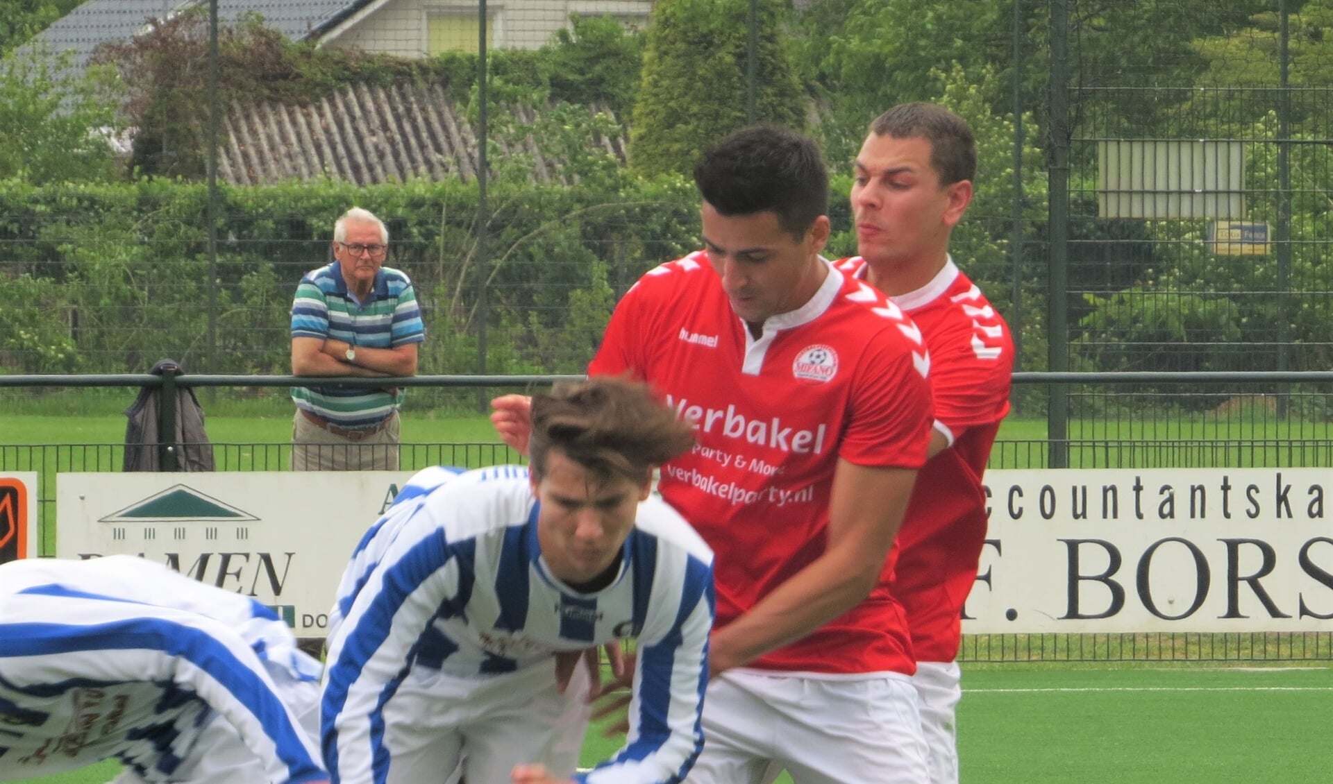 Ruben van Hoof en Willem Slegers in duel om de bal met spelers van Mifano