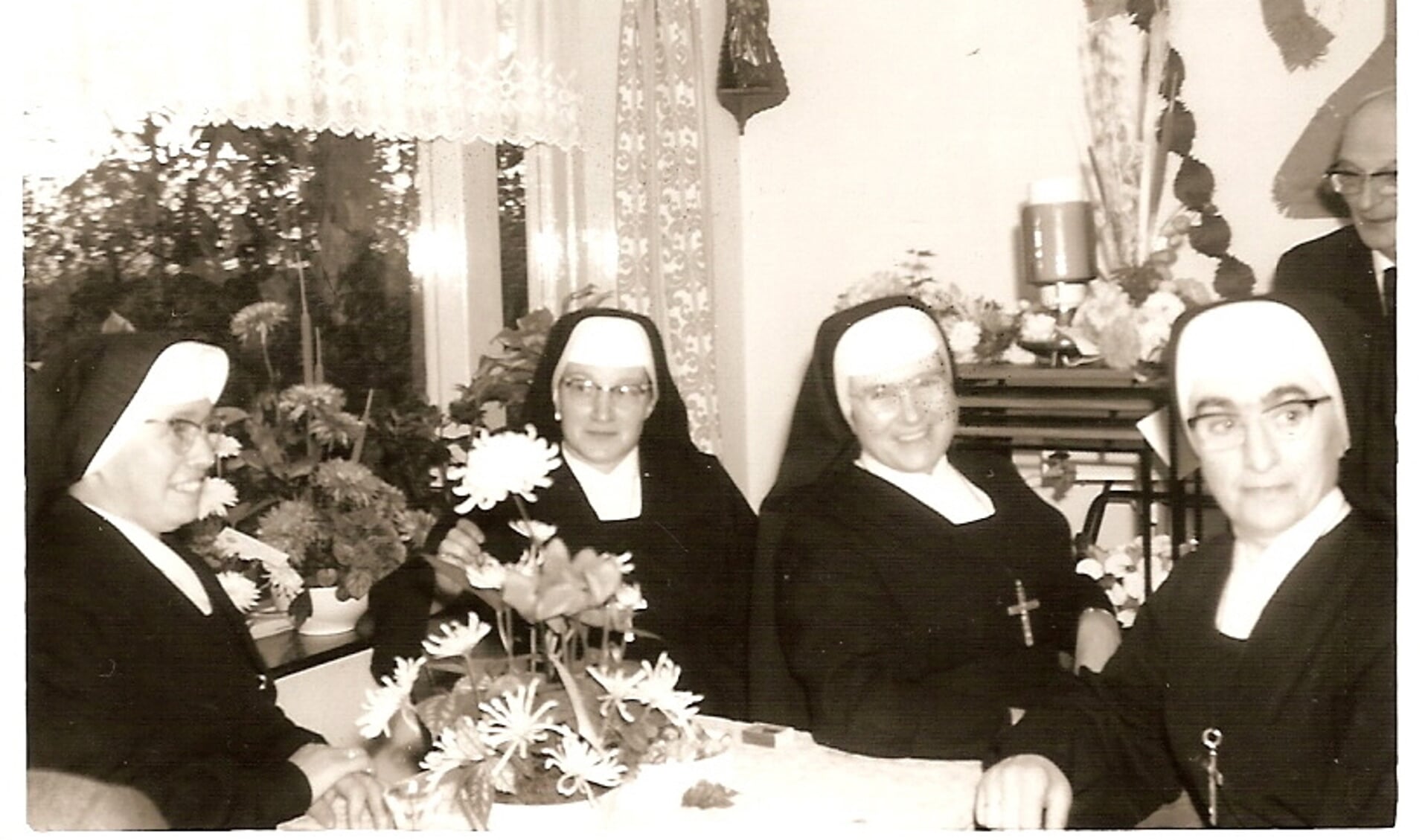 De zusters bij het 25-jarig huwelijk van meester Lukassen