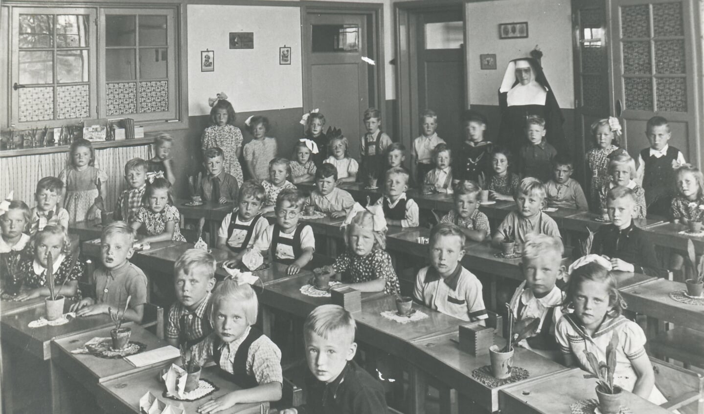 Zr. Eleutheria op de Mariahoutse kleuterschool in 1949