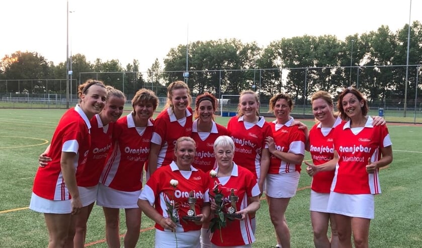 In het midden Sandra v.d. Wijdeven en Anja v.d. Vegt. Eromheen de speelsters van het midweek team | Fotonummer: 574e89
