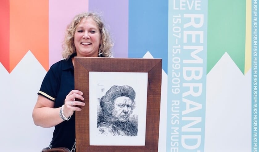Peggy Mikkers met haar schilderij | Fotonummer: 55e0ad