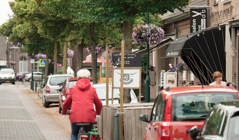 De Dorpsstraat in Aarle-Rixtel, waar veel winkels zijn gevestigd | Fotonummer: 6d8f2b