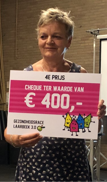 Secretaris Ria Donkers toont de gewonnen cheque | Fotonummer: 31a183