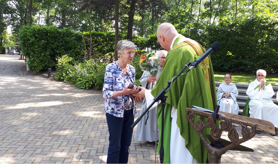 Nellie van Leuken-Heesakkers is verkozen tot Vrijwilliger van de parochie 2019