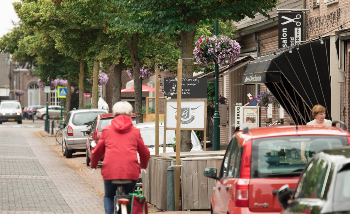 De Dorpsstraat in Aarle-Rixtel, waar veel winkels zijn gevestigd