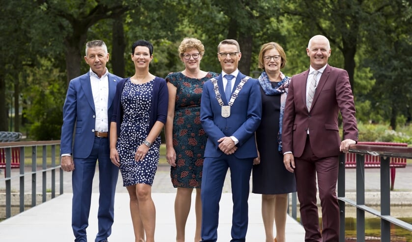Het college gaat verder zonder Ria van der Zanden (tweede van rechts) | Fotonummer: e2cf7e