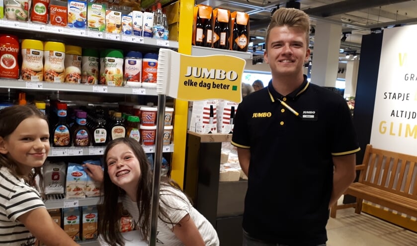 Manouk en Eva halen de ingrediënten op bij Jumbo Beek en Donk | Fotonummer: 7297f8