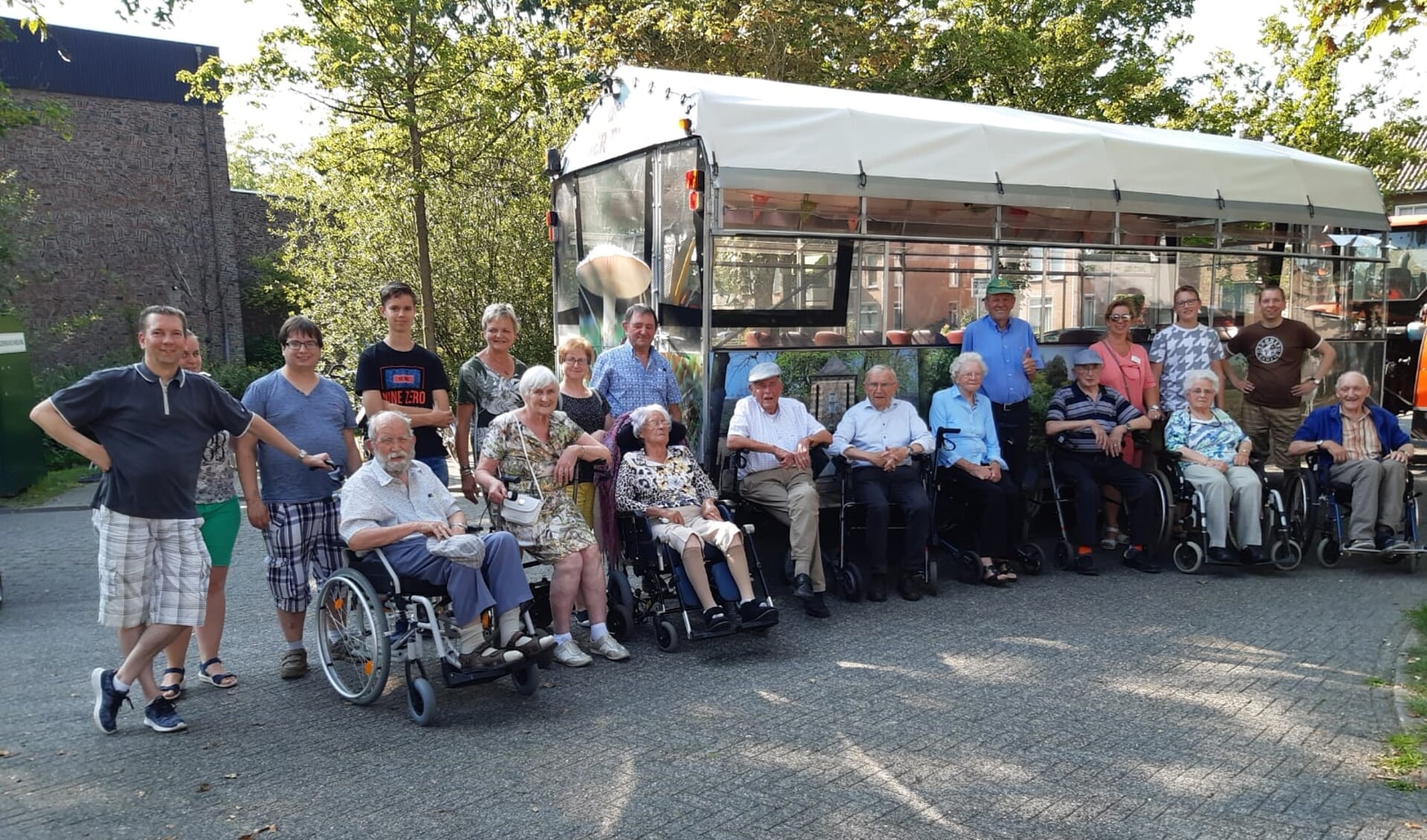Vrijwilligers van Badminton Club Lieshout zijn met een groep bewoners van het Franciscushof naar een uitvoering in de Muziektuin in Beek en Donk geweest 