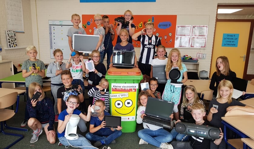 Groep 6 van de Muldershof verzamelt (kapotte) apparaten | Fotonummer: fc05a7