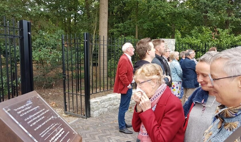 Vlnr: Riki Brouwers-Vogels (B&D), zus van Ad Vogels en zijn dochters Gerrie en Jannie Vogels | Fotonummer: ca2b84