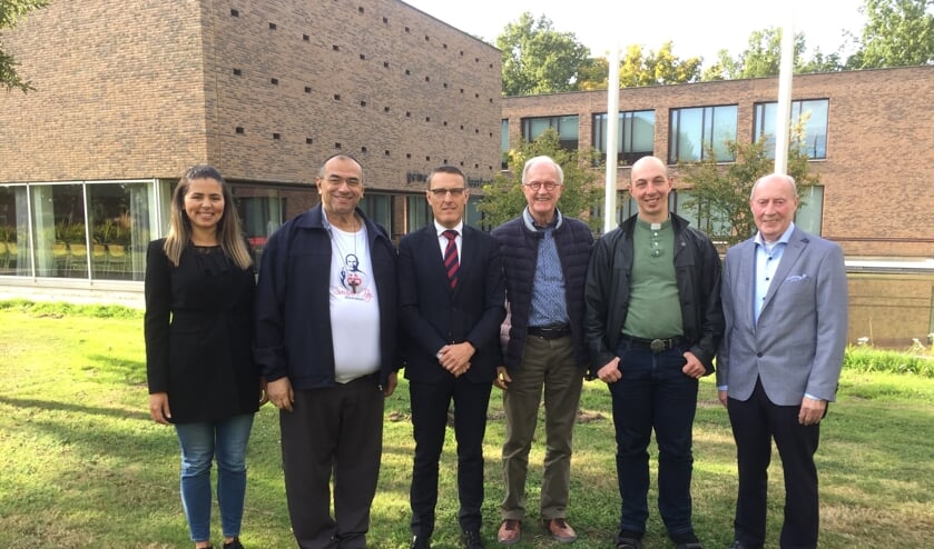 Vlnr: tolk, pater Marcus Vinícius Maciel, burgemeester Frank van der Meijden, Will van den Boomen, pastor Geoffrey de Jong en Jan van den Boomen | Fotonummer: 777f5f